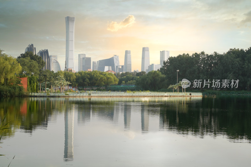 北京CBD建筑群夕阳倒影云朵