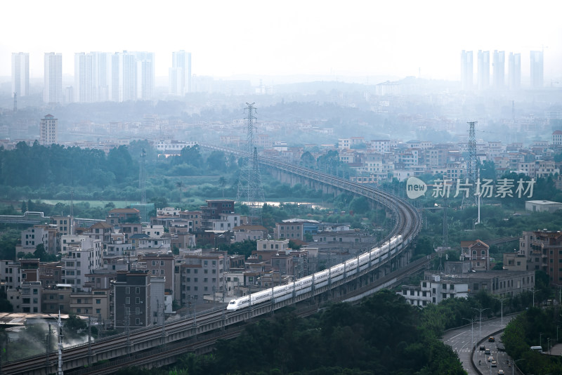 高铁穿行于城市建筑间的远景画面