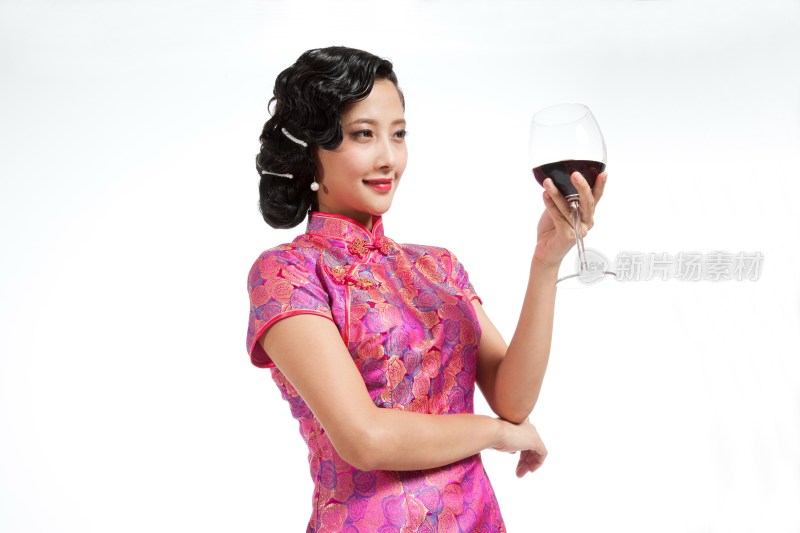 棚拍身穿中国传统服装的年轻女人举杯