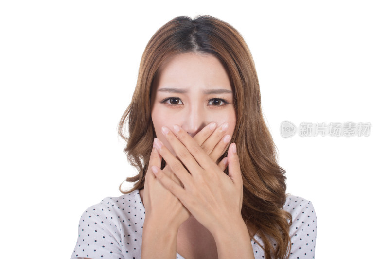 女性双手捂嘴表情惊讶