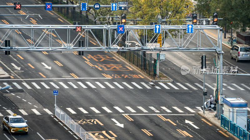 城市路口交通设施及道路标识全景