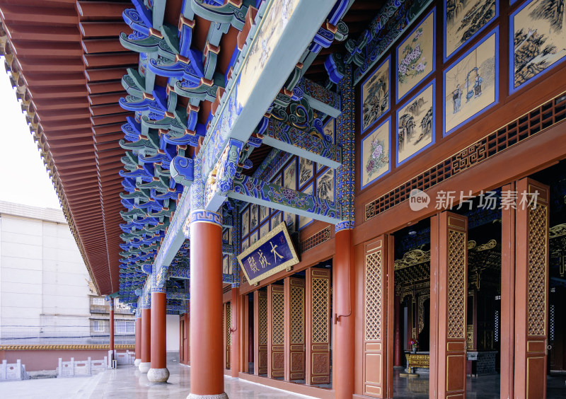 中式传统建筑屋檐下-云南昆明文庙大成殿
