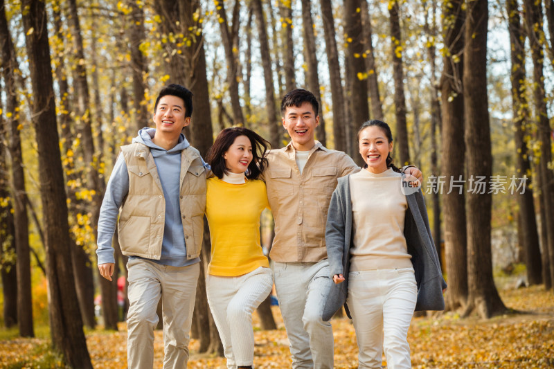 青年男女在户外郊游