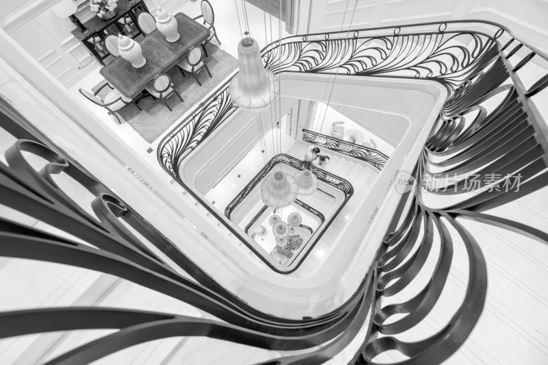 室内豪华旋转楼梯及餐厅景观