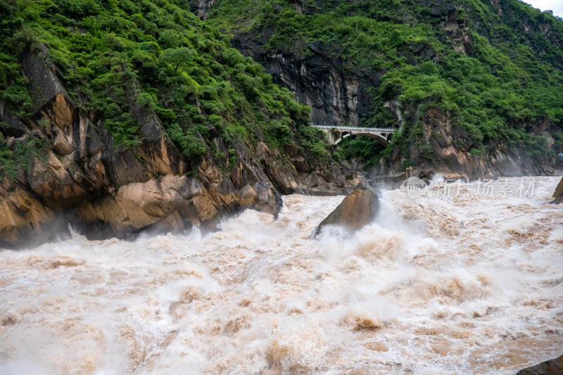 虎跳峡湍急的江水