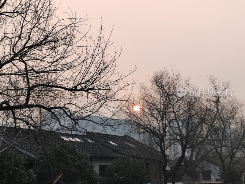 冬日夕阳下的村落景象