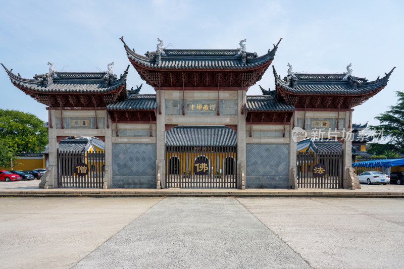 夏季白天苏州张家港河南禅寺牌坊