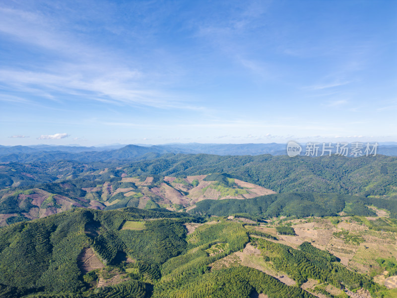 航拍蓝天白云下广阔无垠绿意盎然的山地景观