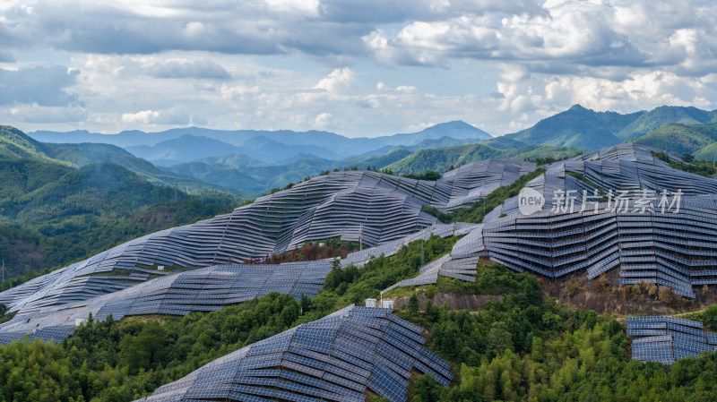 航拍大型的光伏发电基地，高兴科技能源产业