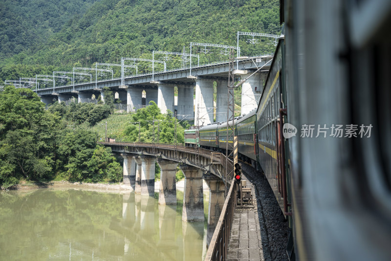 成昆铁路列车驶入泉水河大桥