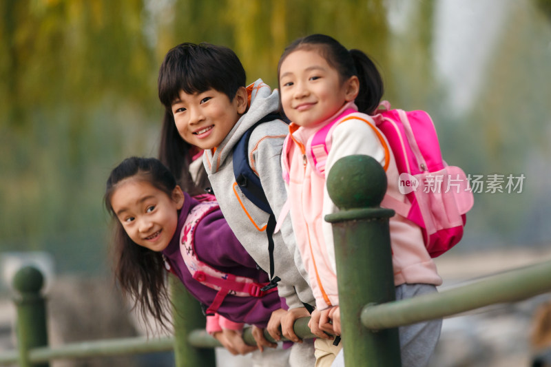 小学生在户外玩耍