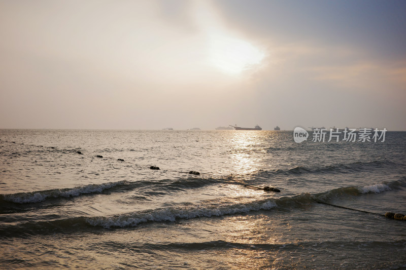 海上日落时分的广阔海面景象