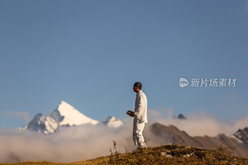 蓝天白云山峰云雾太极拳