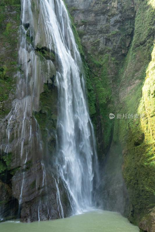 高山瀑布流水自然风光