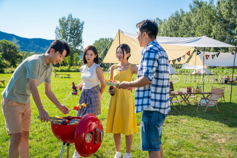 一群人在露营地野餐