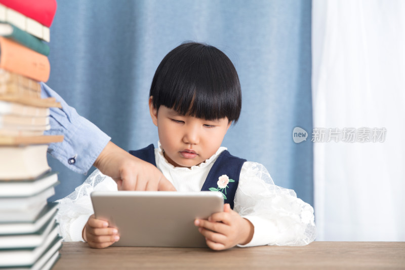 居家隔离的孩子通过网课学习