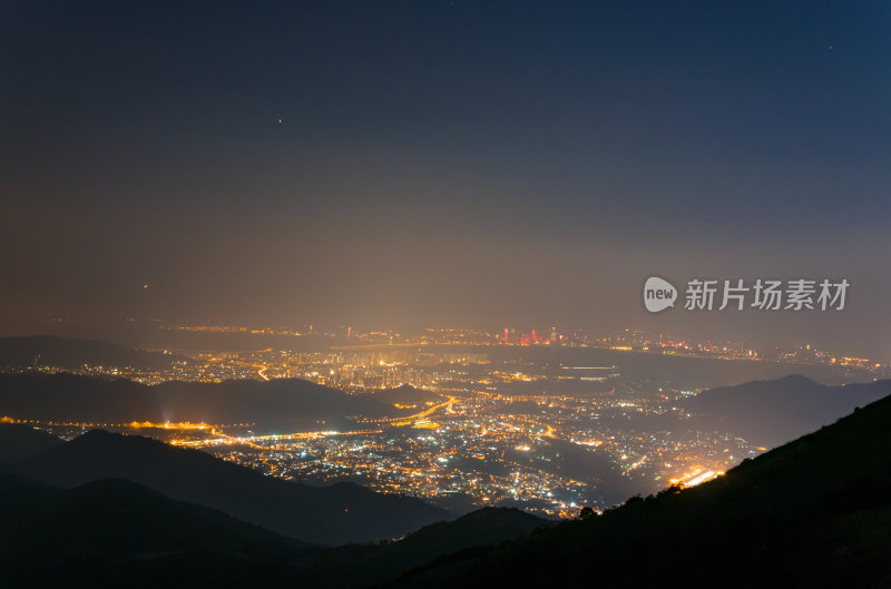 香港大帽山俯瞰维多利亚港城市夜景灯光