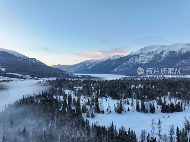 新疆阿勒泰喀纳斯雪景神仙湾晨雾雪山森林