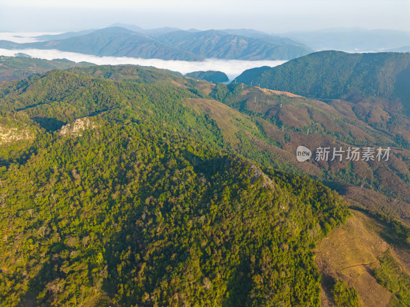 航拍山峦叠嶂云海间