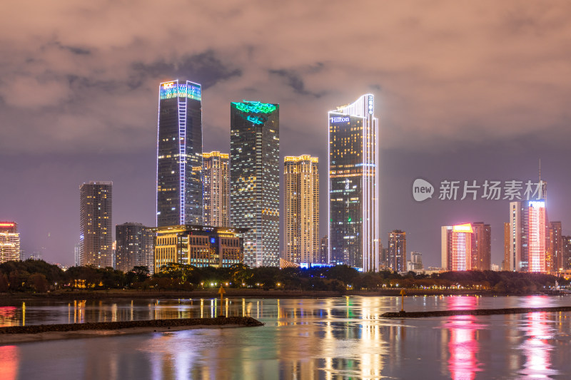 福州闽江城市滨水夜景，高楼林立灯火璀璨