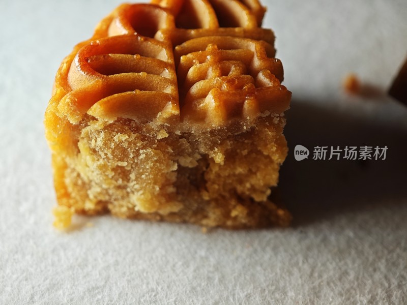 切开的月饼展示内部馅料特写