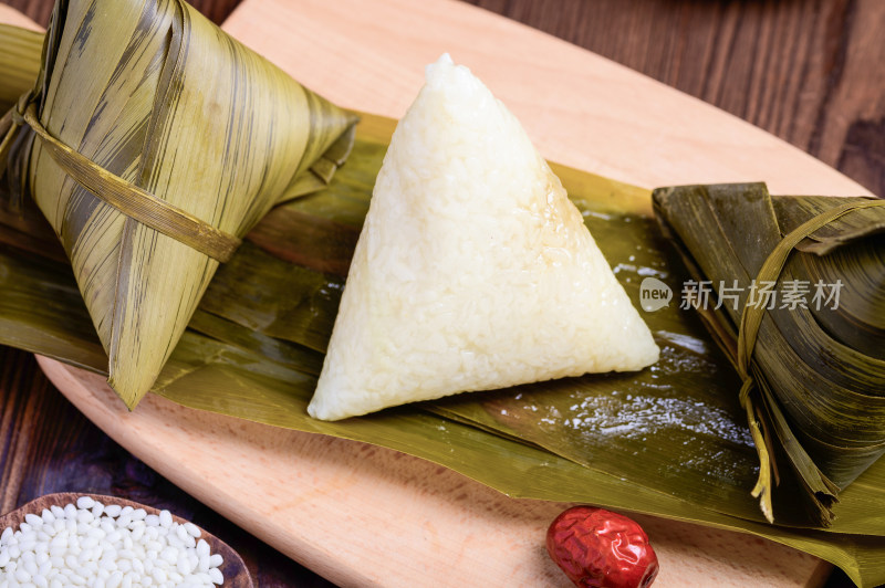 传统粽子及搭配食材特写