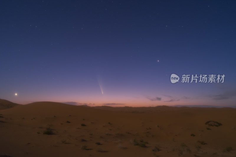 腾格里沙漠夜空彗星落下的唯美景象