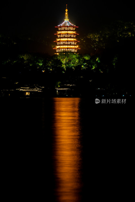 杭州西湖柳浪闻莺雷峰塔夜景倒影