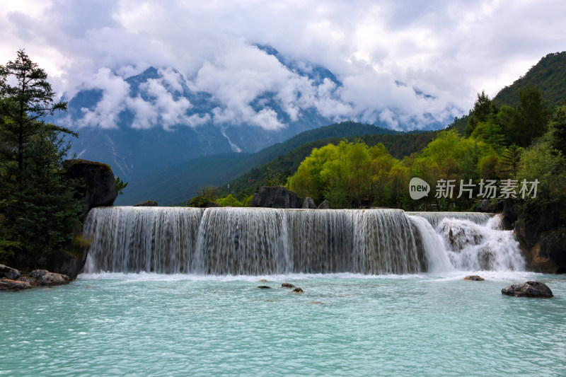 云南蓝月谷里人间仙境的瀑布与山水