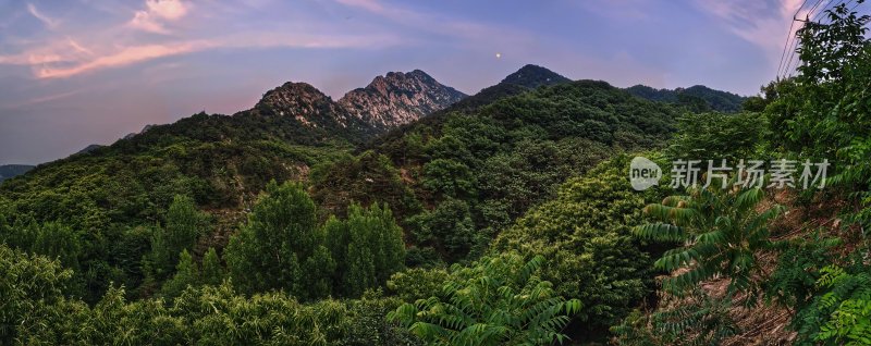 夏日夕阳山间