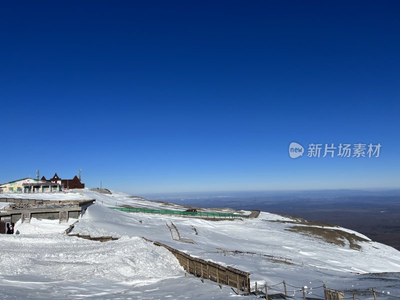 在雪山之上眺望远方