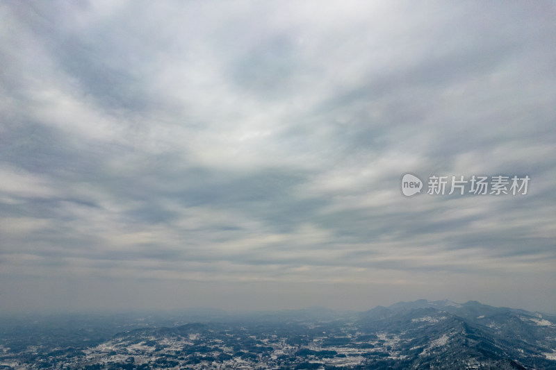 山川丘陵农田冬天雪景航拍图