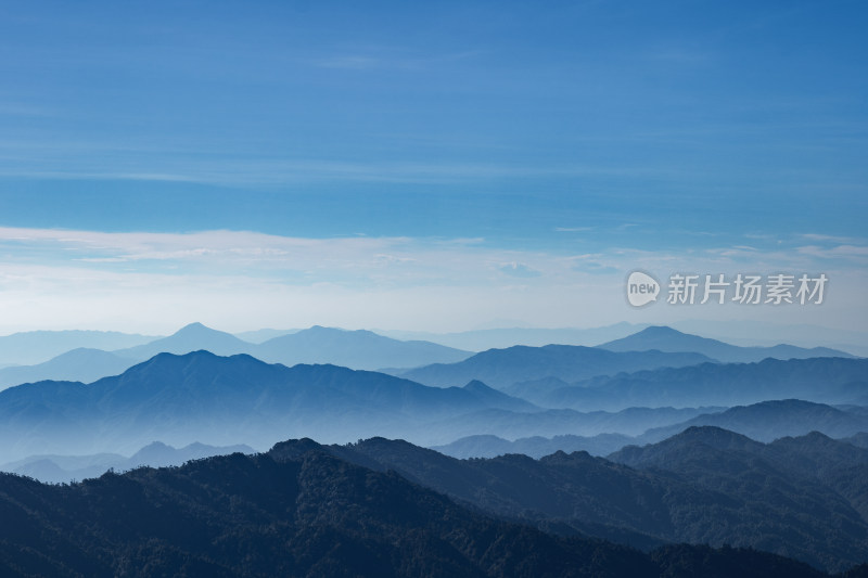 群山连绵的壮阔自然风光全景