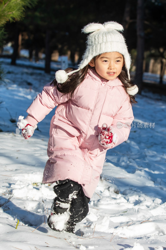 快乐的小女孩在雪地里玩耍