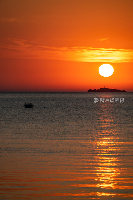 山东烟台第一海上浴场栈桥海上日出景观