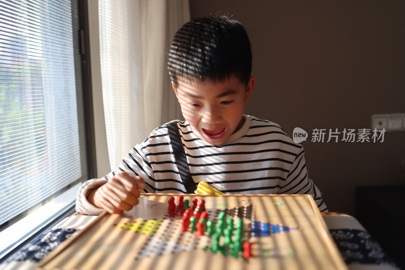 正在下跳跳棋的中国小学生