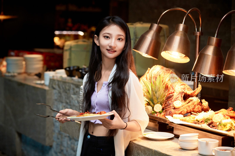 在星级酒店自助餐厅用餐的可爱中国少女