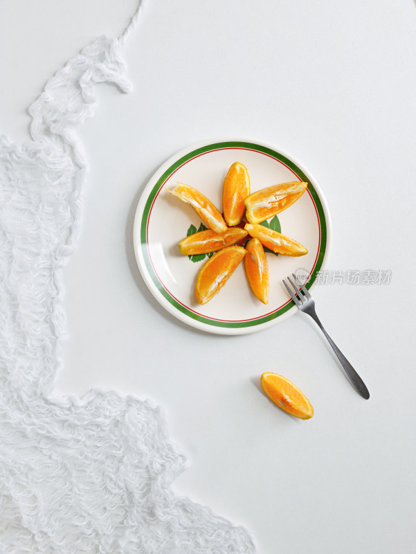 白色桌面上切开的新鲜水果橙子