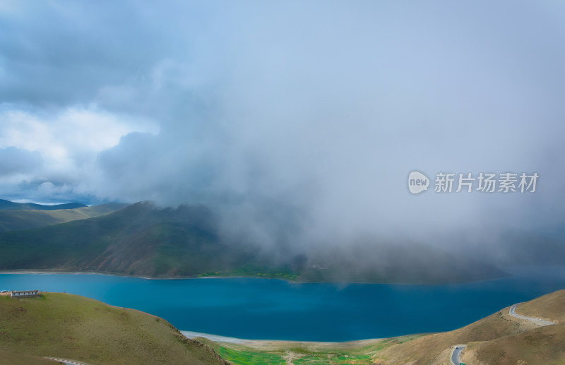 西藏山南羊卓雍措羊湖旅游景区云雾缭绕风光