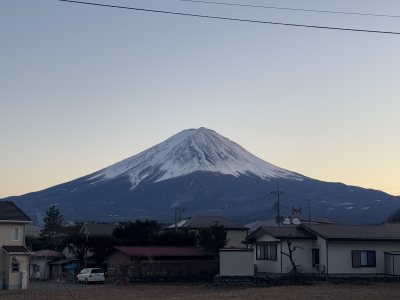 富士山远景及山下的房屋建筑