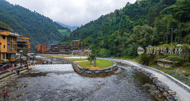 山间村落鸟瞰图，绿意盎然的自然景观