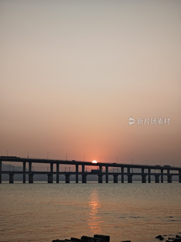 海上大桥落日余晖壮丽景观