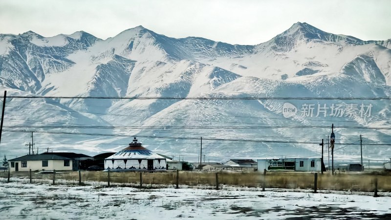 雪山脚下的蒙古包及周边建筑风景