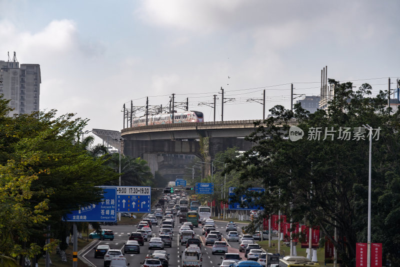 海南海口高架桥上的城市拥堵和高铁的交汇