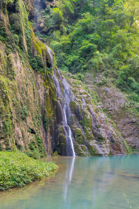 重庆黑山谷的瀑布水流景观