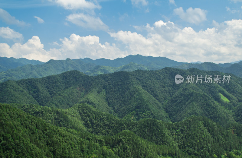 陕西秦岭蓝天白云下的青山景观