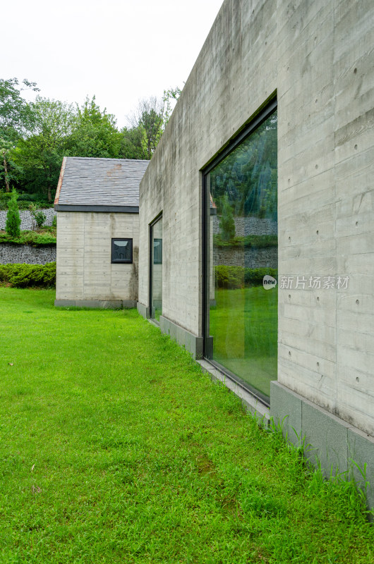 带绿植草地的灰色混凝土建筑外观