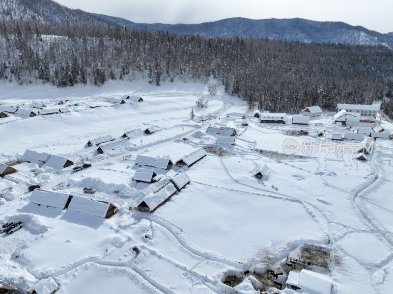 中国新疆阿勒泰禾木冬季雪景白雪覆盖的禾木