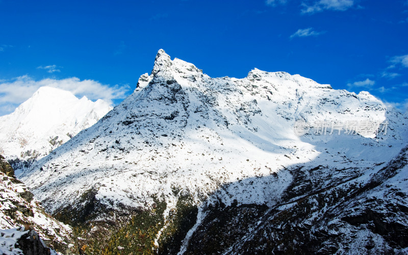 川西蓝天白云下的雪山风景