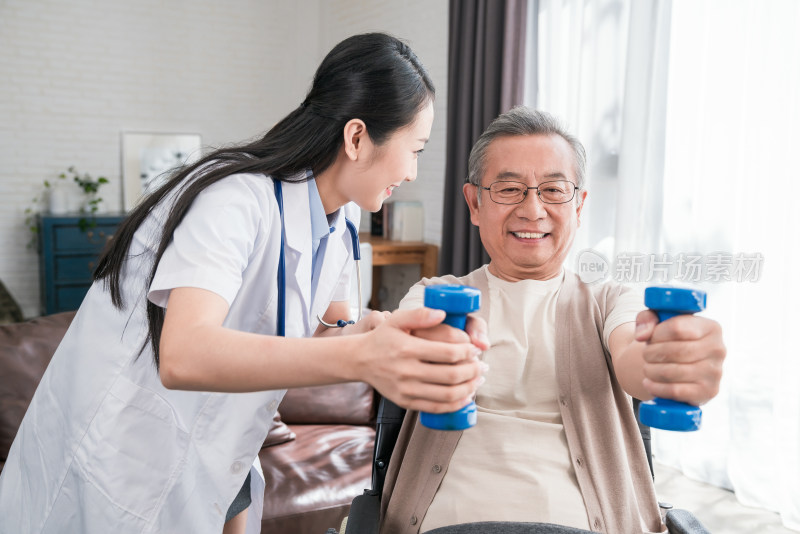 年轻的女医生在给老人做康复